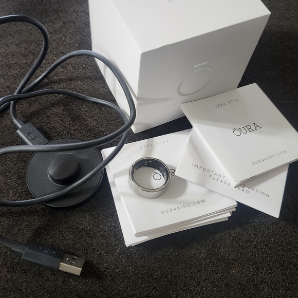 Oura Silver Ring with Charger